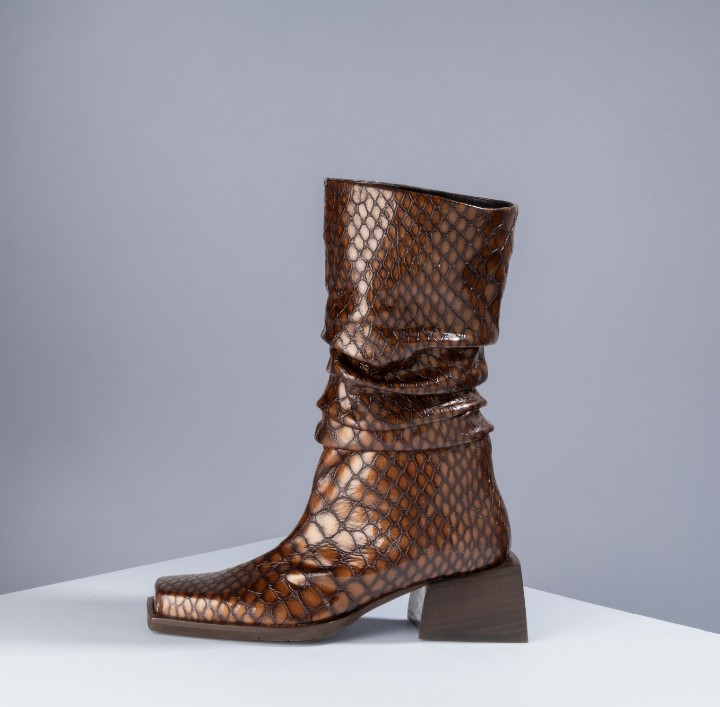Bota media RAIGA estilo cosaca para mujer de Bissoni
